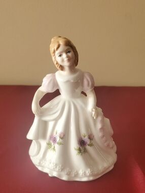 Royal Doulton Small Figurine Figure of the month March HN3332 5.5"